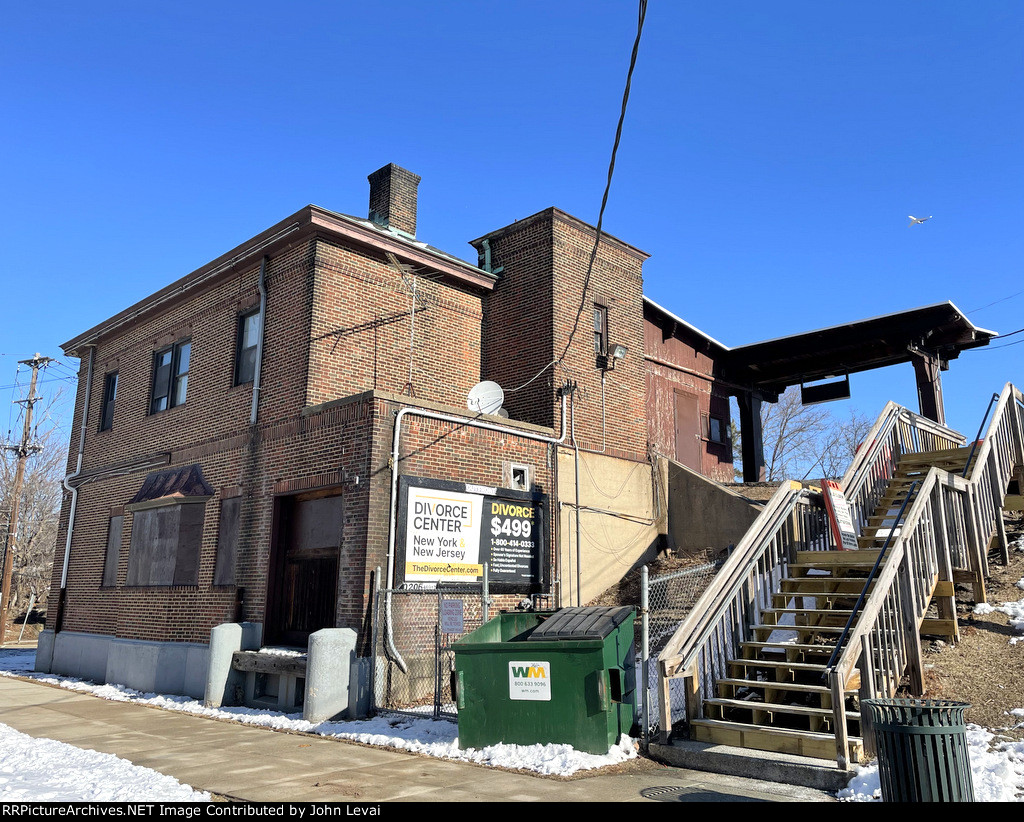 Dilapidated station building at Lyndhurst Station 